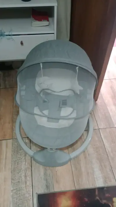 Cuna mecedora para bebé gris con toldo - miniatura 1