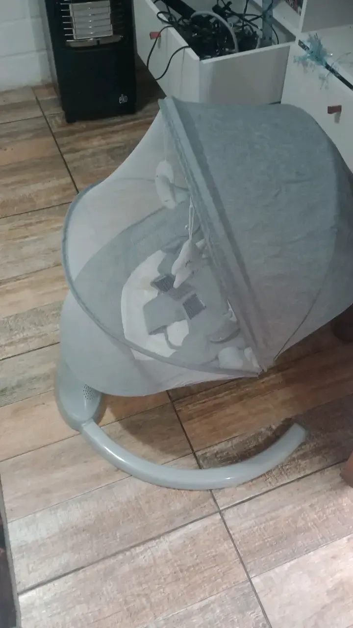 Cuna mecedora para bebé gris con toldo - 2