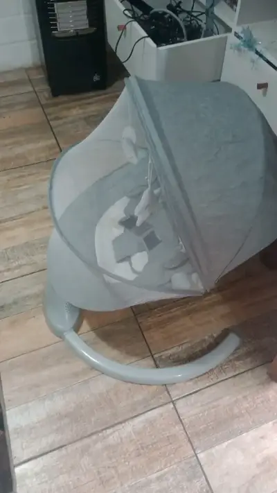 Cuna mecedora para bebé gris con toldo - miniatura 2