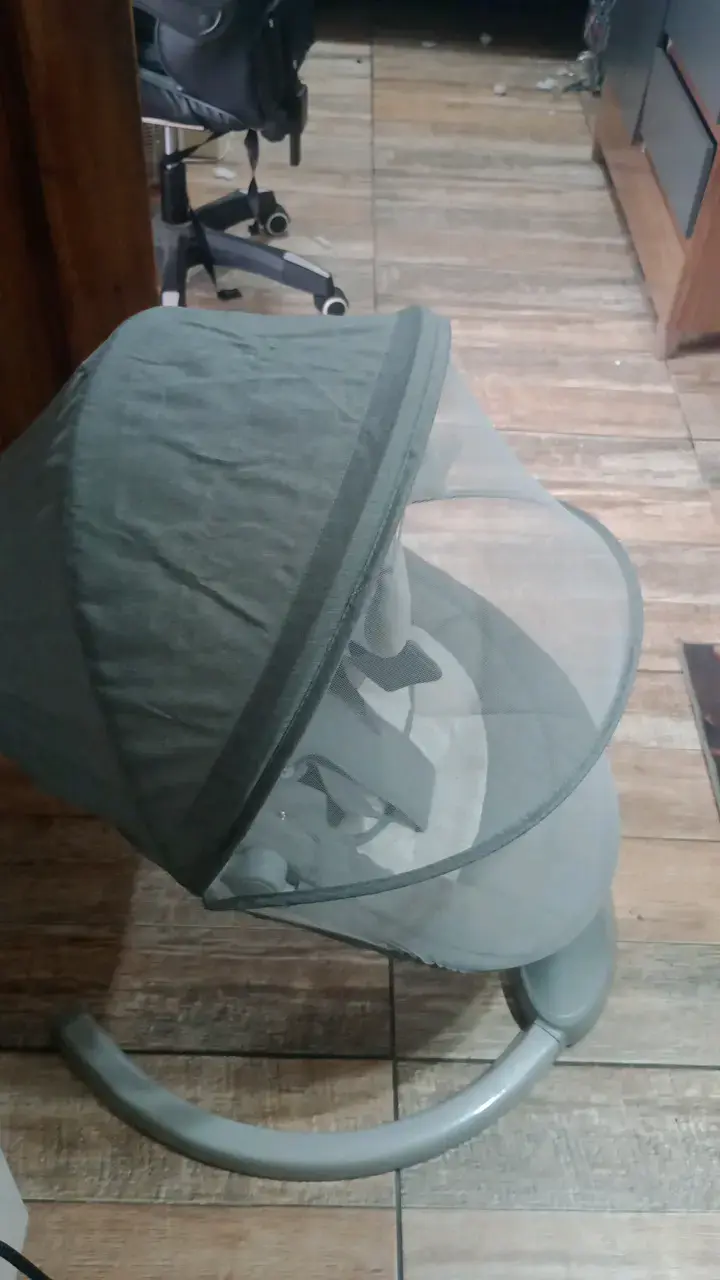 Cuna mecedora para bebé gris con toldo - 3