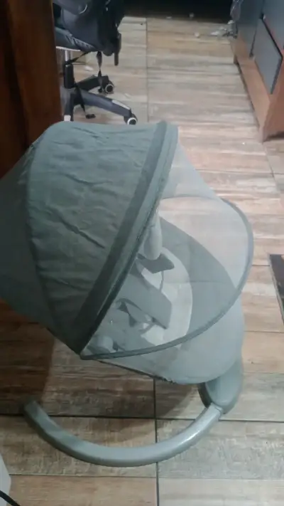 Cuna mecedora para bebé gris con toldo - miniatura 3