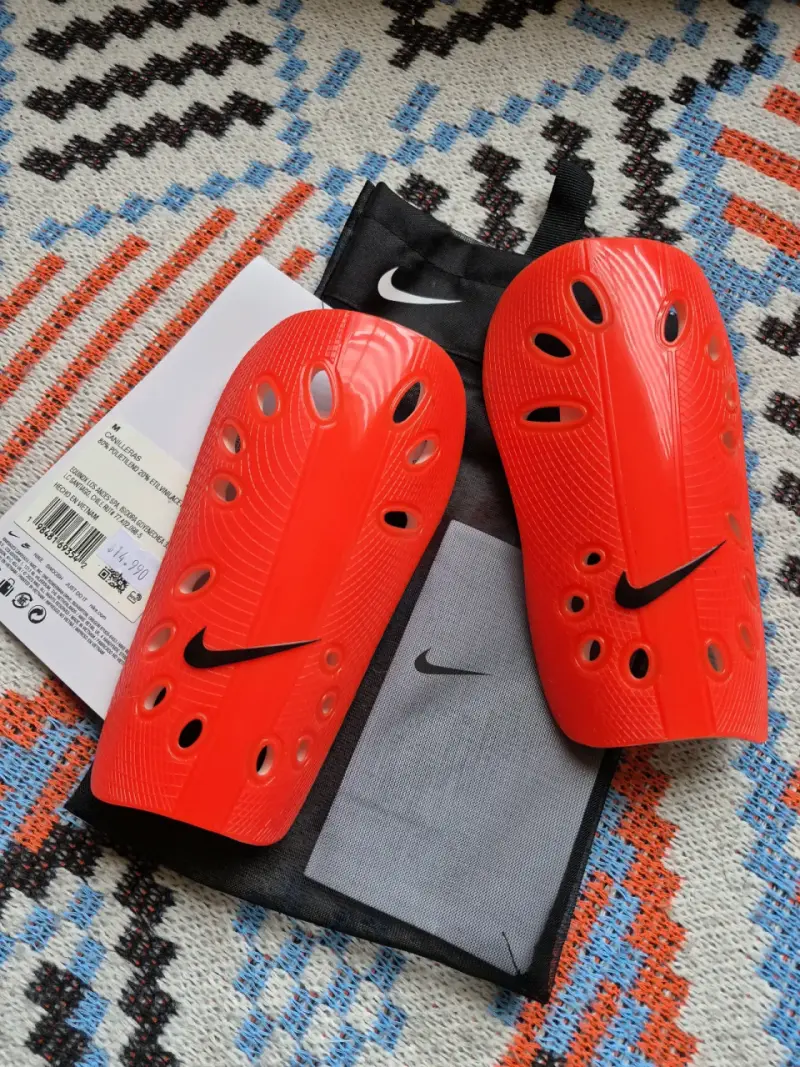 Espinilleras Nike rojas para fútbol - 1
