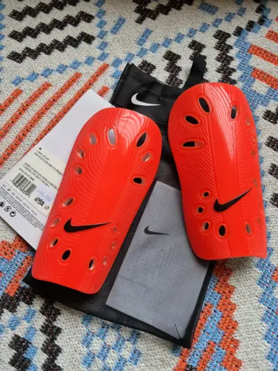 Espinilleras Nike rojas para fútbol - miniatura 1