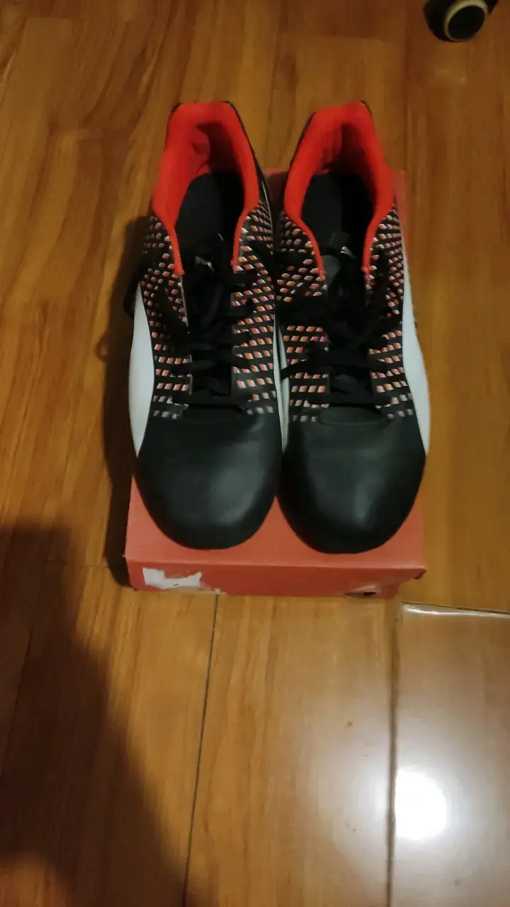 Zapatillas deportivas negras y rojas - 1