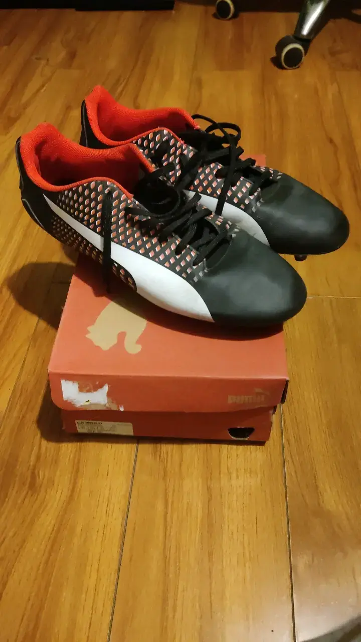 Zapatillas deportivas negras y rojas - 2