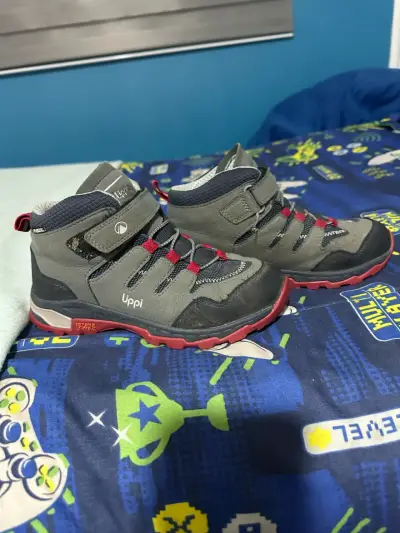 Botas infantiles lippi gris y rojo - miniatura 1