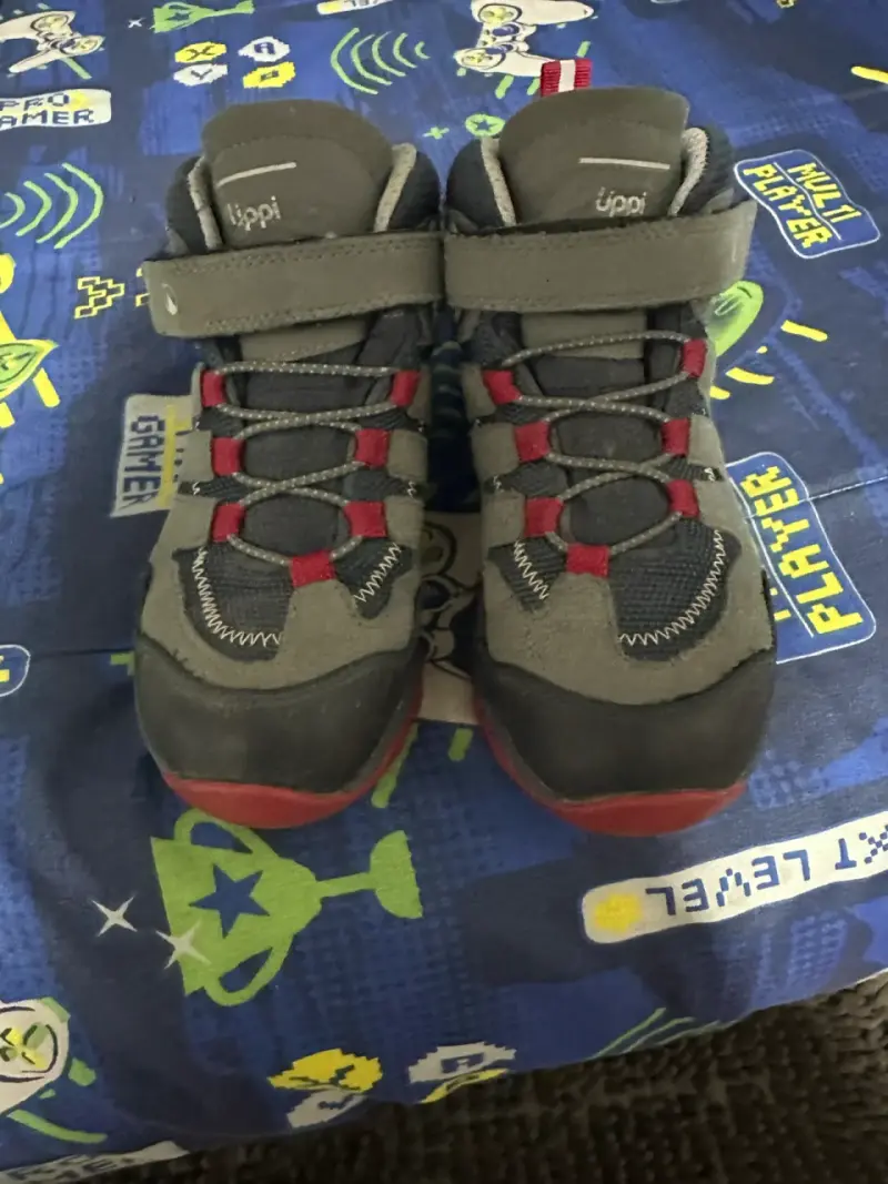 Botas infantiles lippi gris y rojo - 2