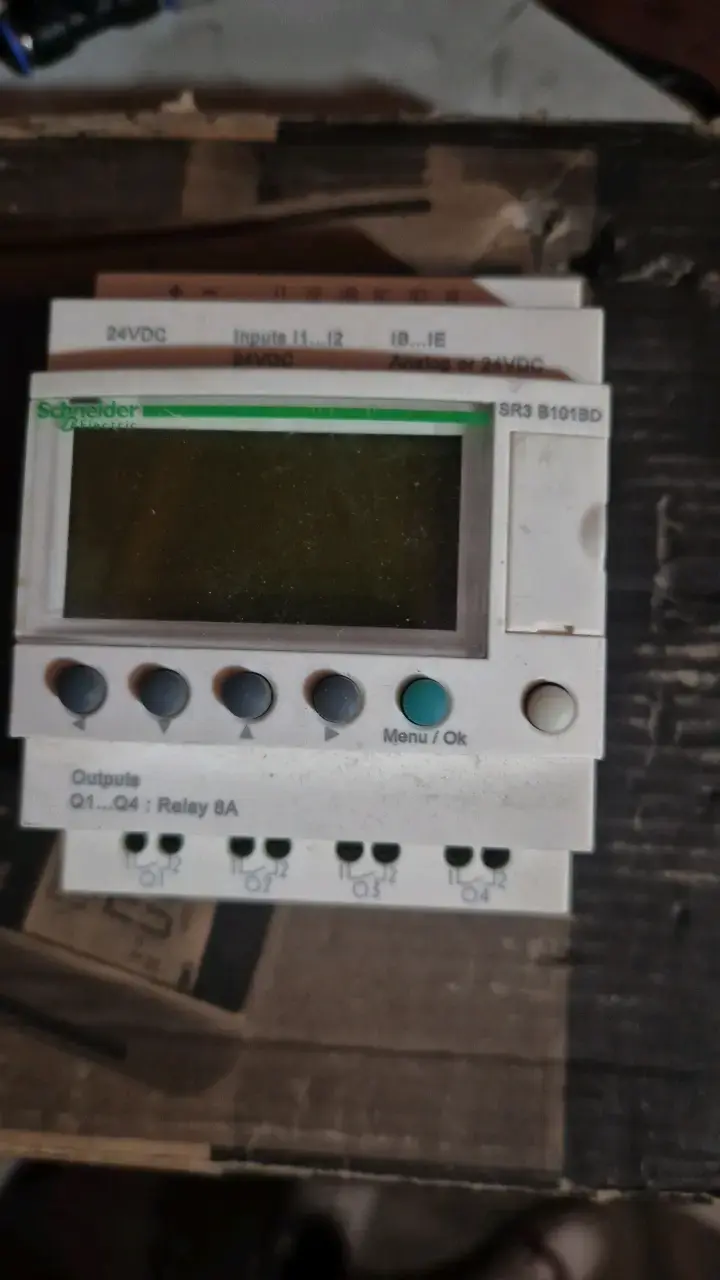 Controlador lógico Schneider Electric 24VDC - 1