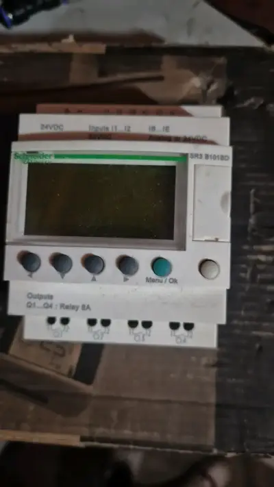 Controlador lógico Schneider Electric 24VDC - miniatura 1