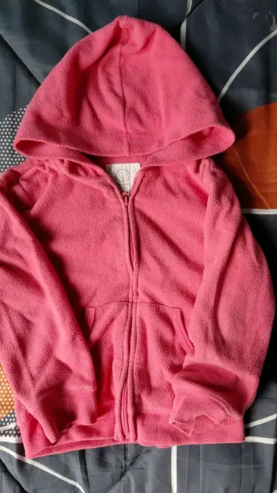 Polerón rosado con capucha para niña - miniatura 1