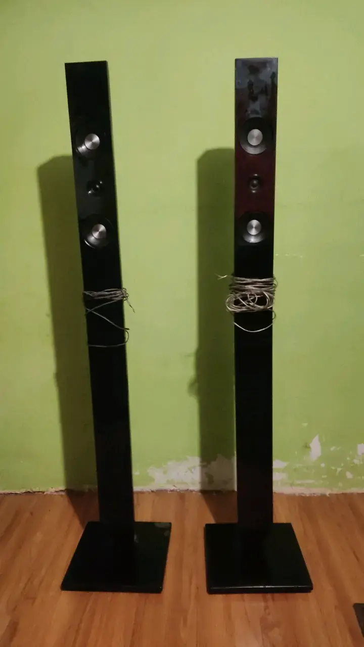 Parlantes de torre negros para sonido envolvente - 1