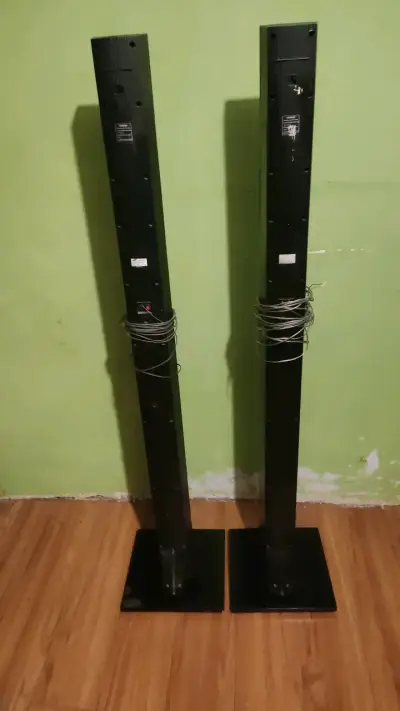 Parlantes de torre negros para sonido envolvente - miniatura 2