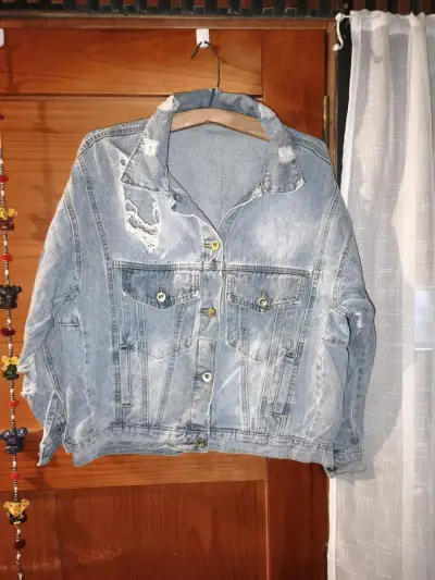 Chaqueta de mezclilla desgastada para mujer - miniatura 1