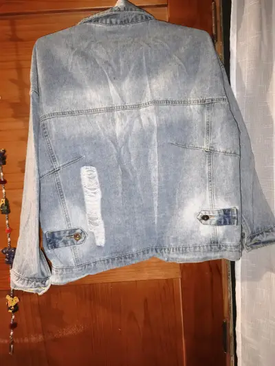 Chaqueta de mezclilla desgastada para mujer - miniatura 2