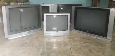 Lote de televisores CRT de diferentes tamaños - miniatura 1