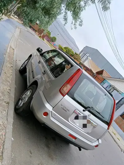 Nissan X-Trail Classic SUV plateado - miniatura 1
