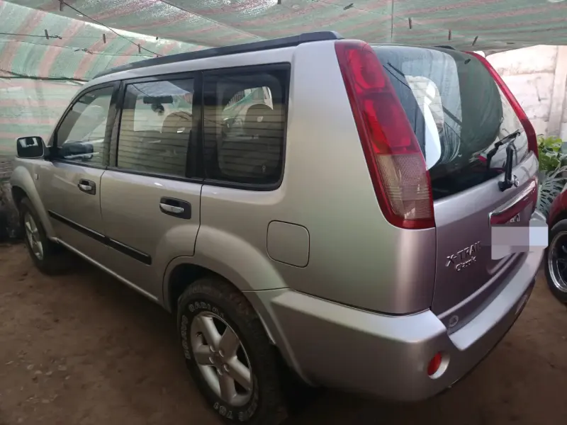 Nissan X-Trail Classic SUV plateado - 2