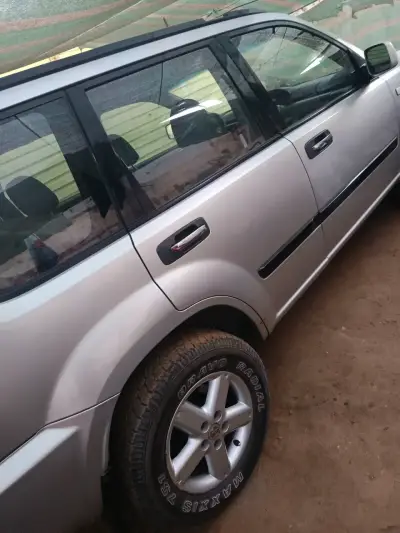 Nissan X-Trail Classic SUV plateado - miniatura 4