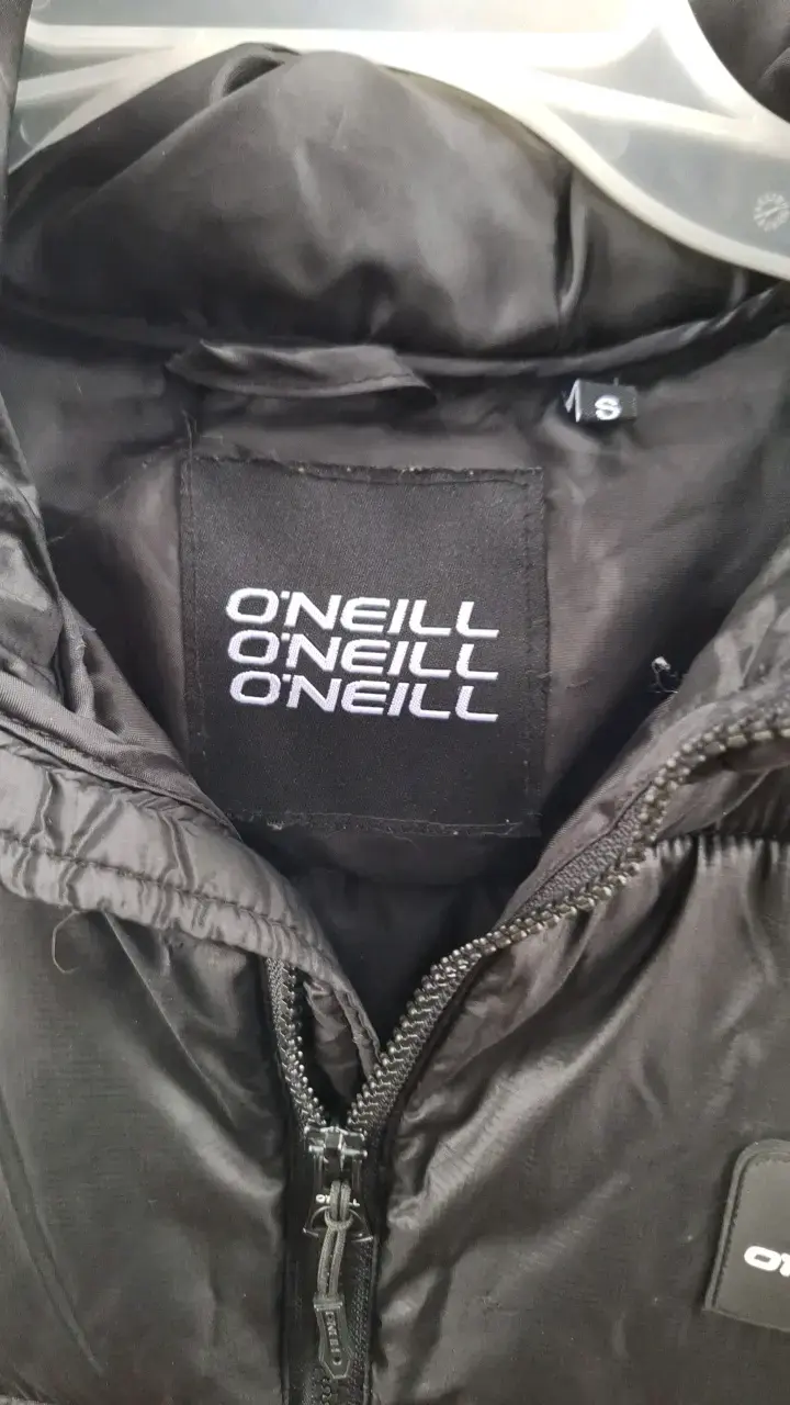 Chaqueta acolchada negra O'Neill con capucha - 3