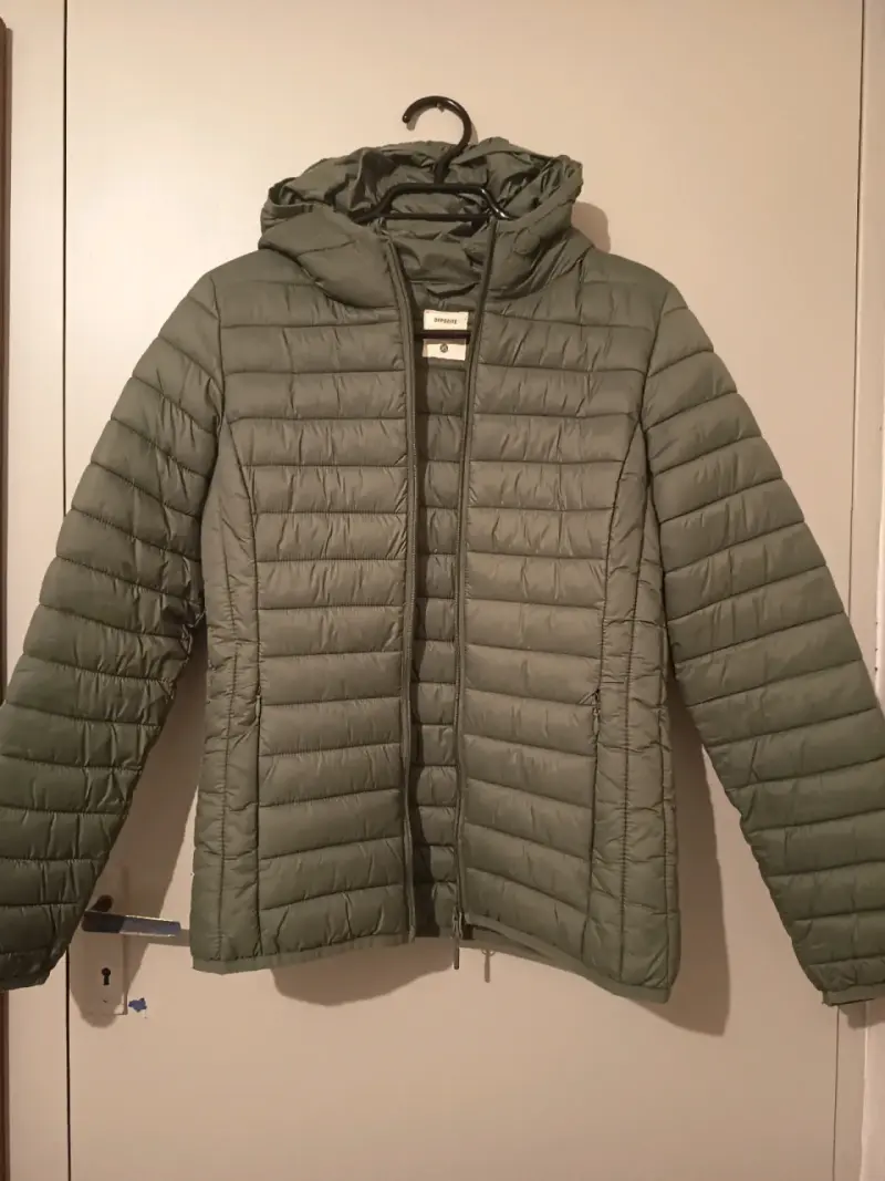 Chaqueta acolchada verde con capucha - 1