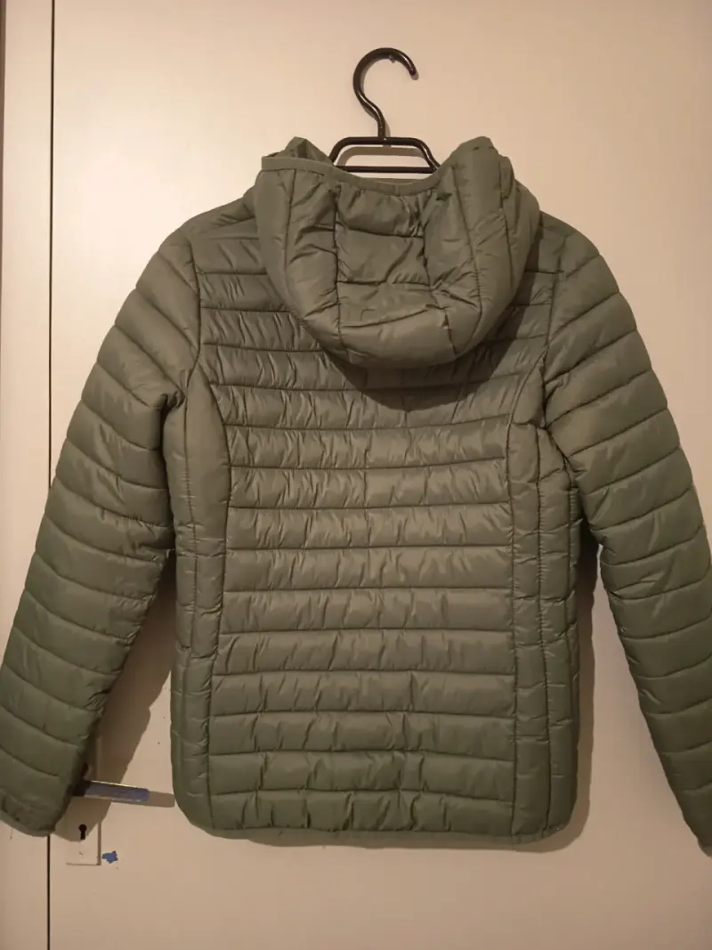 Chaqueta acolchada verde con capucha - 3