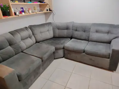 Sofá seccional gris en buen estado - miniatura 1