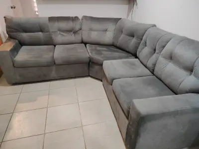 Sofá seccional gris en buen estado - miniatura 2