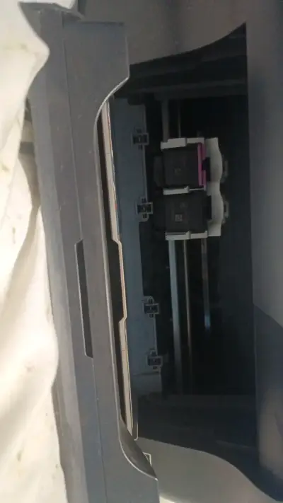 Impresora multifuncional HP Deskjet 2050 - miniatura 4