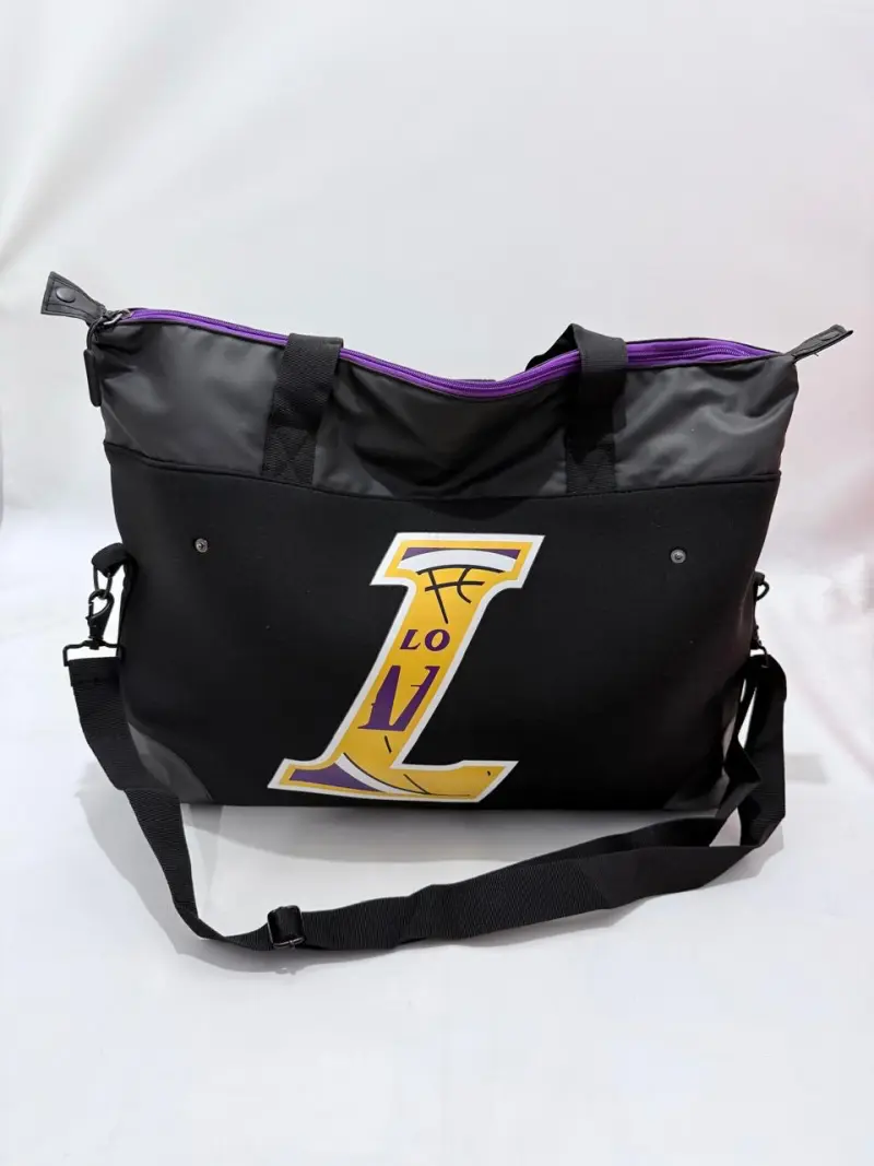 Bolso deportivo negro con logo de equipo - 1