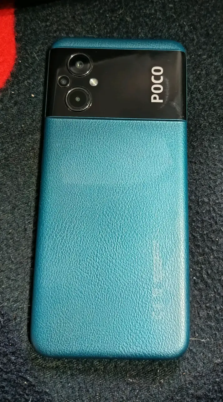 Smartphone Xiaomi POCO M5 con carcasa azul - 1
