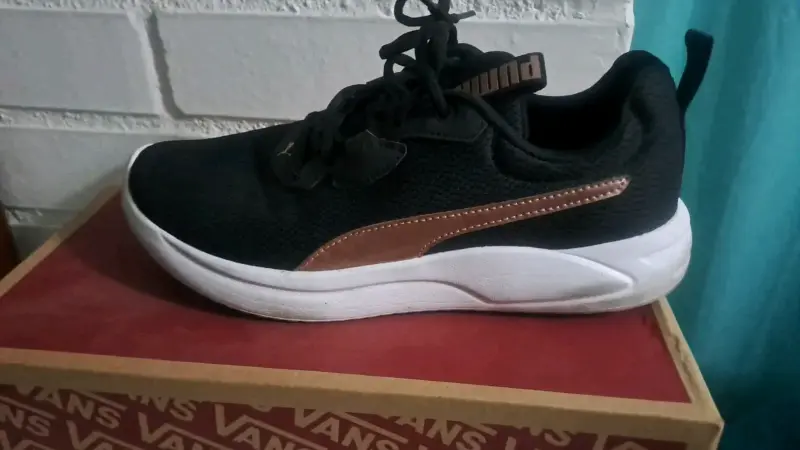 Zapatillas deportivas Puma negras y doradas