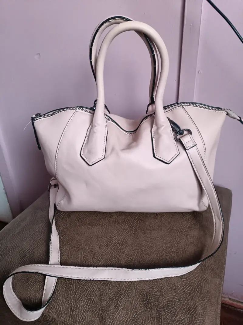 Bolso de mano rosado clarocon correa ajustable