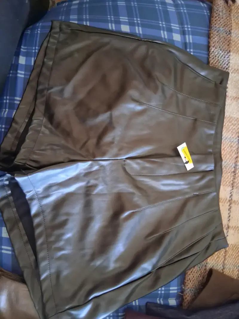 Shorts de cuero sintético marrón para mujer