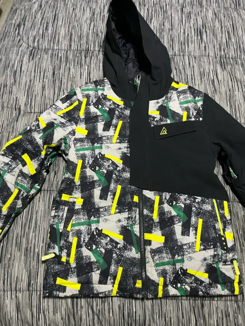Chaqueta impermeable con capucha y diseño gráfico - 1