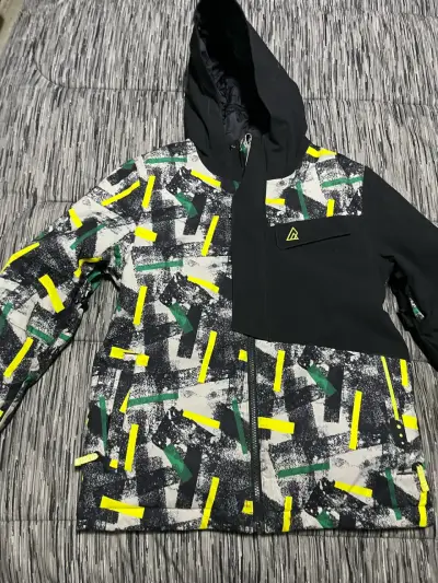 Chaqueta impermeable con capucha y diseño gráfico - miniatura 1