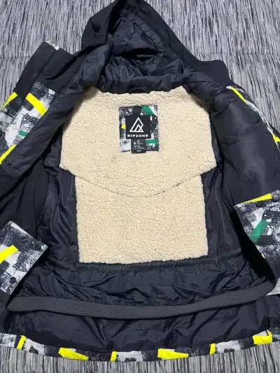 Chaqueta impermeable con capucha y diseño gráfico - miniatura 2