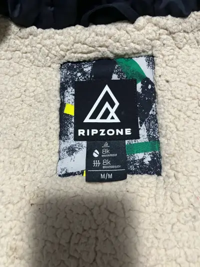 Chaqueta impermeable con capucha y diseño gráfico - miniatura 3