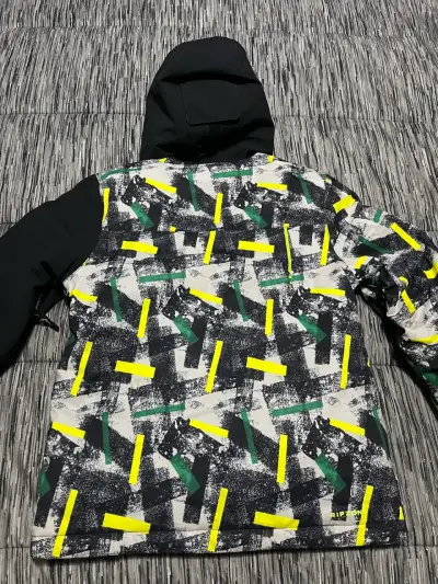 Chaqueta impermeable con capucha y diseño gráfico - miniatura 4