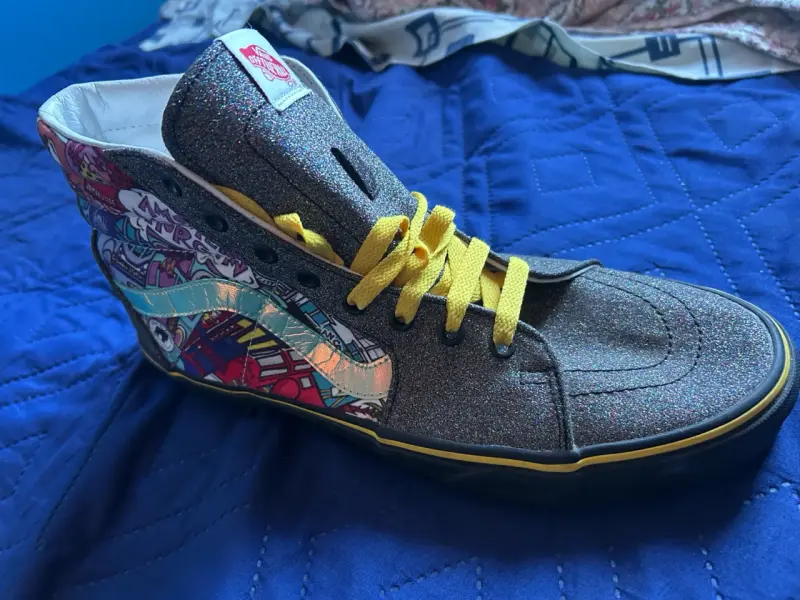 Zapatillas Vans brillantes con diseño gráfico - 1