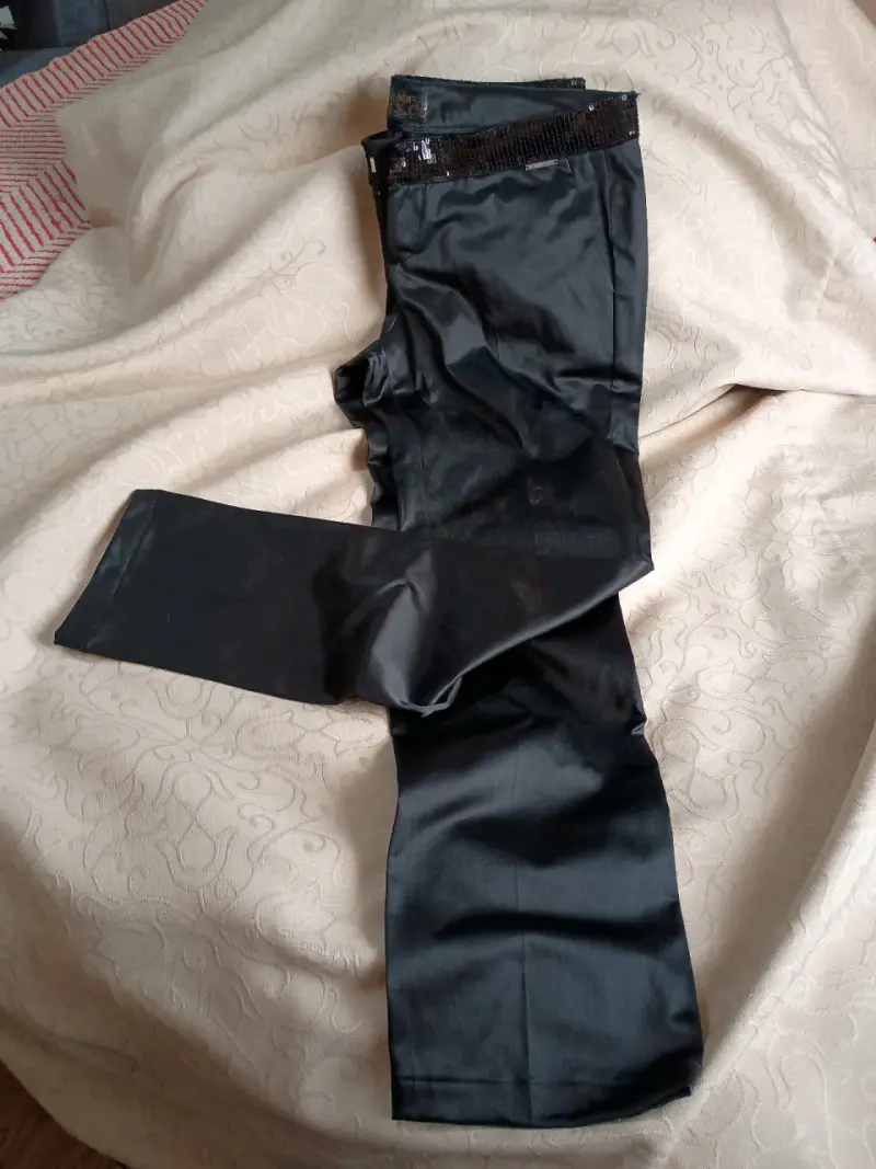 Pantalones negros con lentejuelas