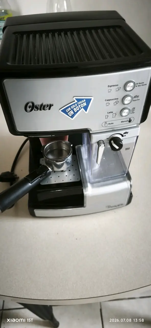 Cafetera espresso Oster con espumador - 1