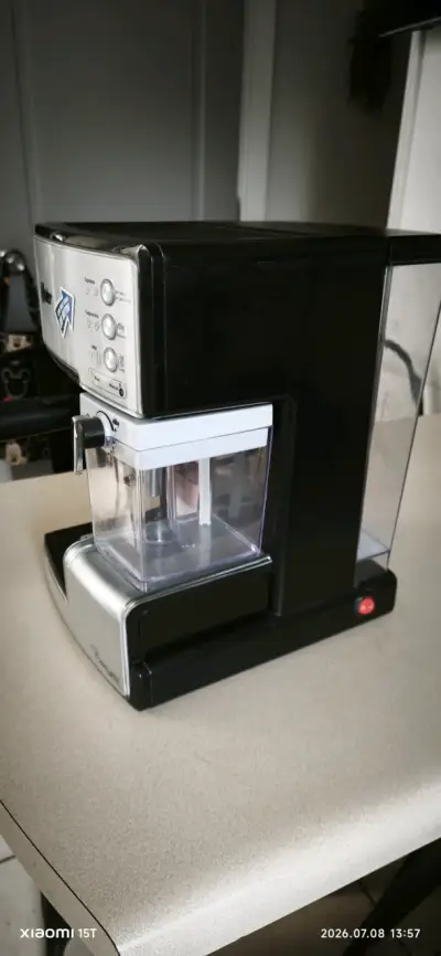 Cafetera espresso Oster con espumador - miniatura 3