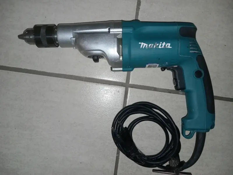 Taladro percutor eléctrico Makita de alta potencia - 1