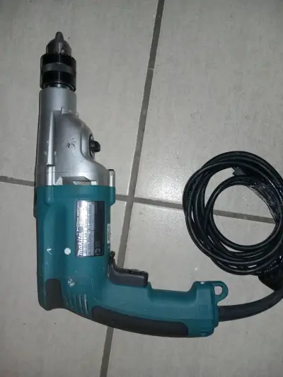 Taladro percutor eléctrico Makita de alta potencia - miniatura 2