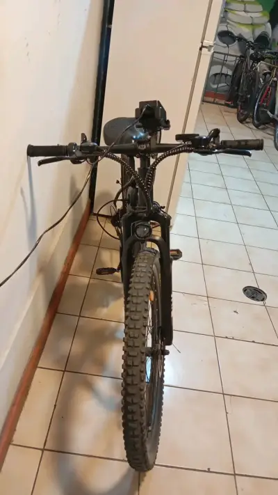 Bicicleta eléctrica MTB e-BOOST negra - miniatura 3