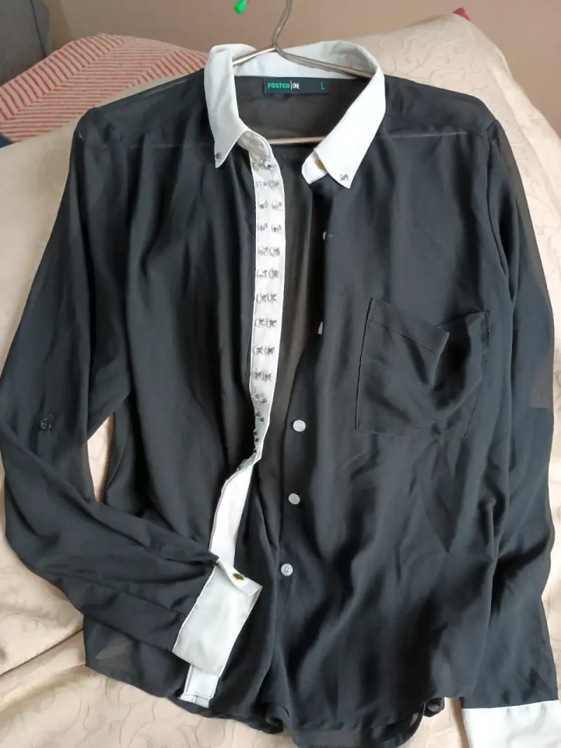 Camisa negra Foster con detalles blancos