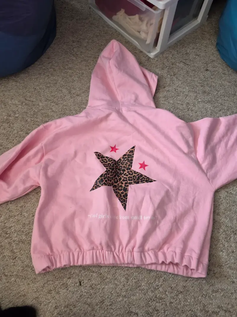 Polerón rosado con capucha y diseño de estrella - 1