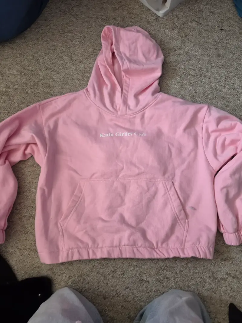 Polerón rosado con capucha y diseño de estrella - 2
