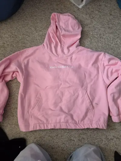 Polerón rosado con capucha y diseño de estrella - miniatura 2