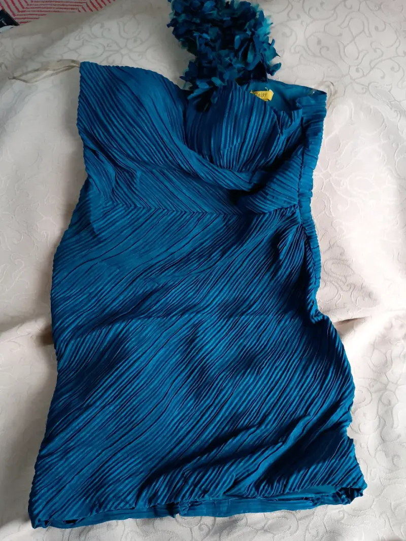 Vestido azul plisado con detalle floral